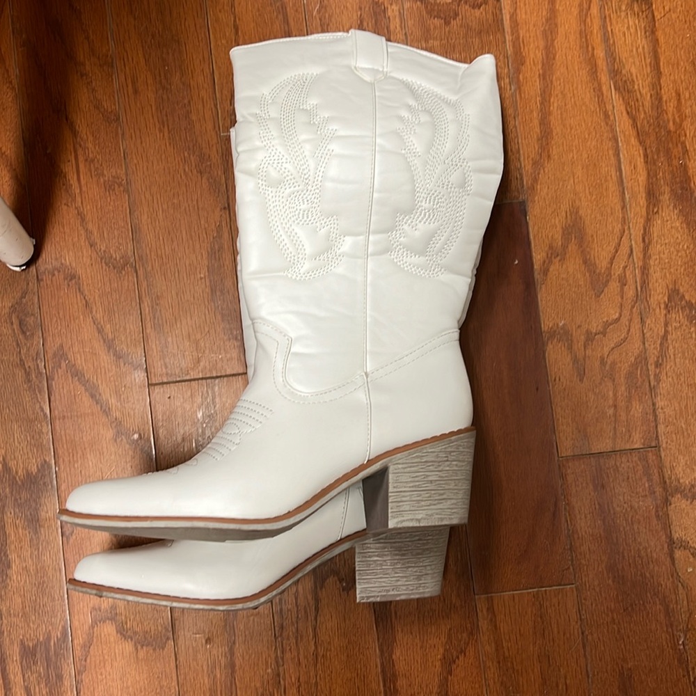White cowgirl boots. Size 8.5 and never been worn! Small brown mark on side!
